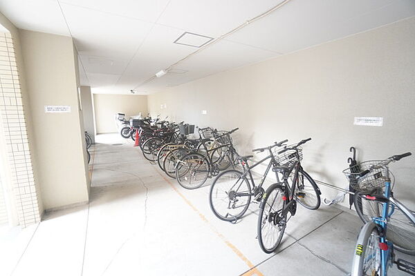 屋根付き駐輪場なので、雨の日も自転車を安心して保管できます。通勤・通学に自転車を使う方にも便利です＾＾