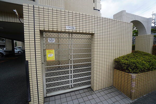 しっかりと扉の閉まるゴミ置き場。ゴミが散らかる心配もありません。エントランスの外まで管理が行き届いた綺麗なマンションです。