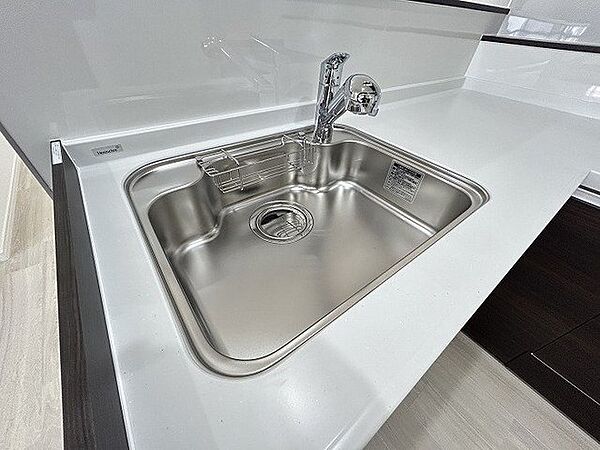 大きめのお鍋も洗える使い勝手の良いステンレスシンク。熱やサビに強いので、お掃除らくらく。スポンジポケット付き。