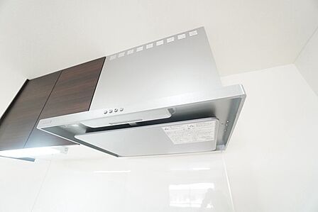 お手入れが簡単なスリム型レンジフードです。調理により発生する油煙や臭いを吸い込み、屋外へ排気してくれます。