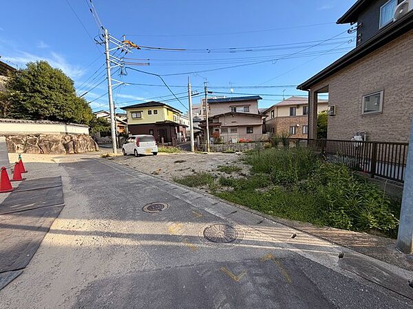 駐車スペースは2台分を確保（車種による）。マイカー用に、お客さま用に、余裕を持ってご利用いただけます。