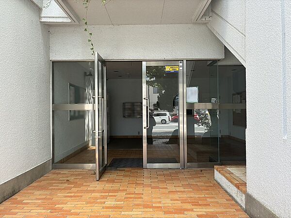 マンションの顔となるエントランスは、清潔感があり落ち着いた印象です。共用部もすっきりと整えられており、毎日気持ちよく利用できる空間。