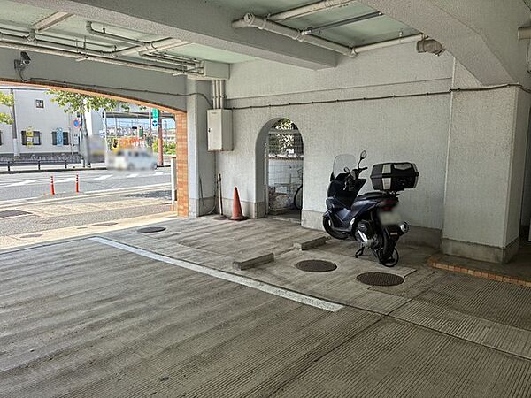 敷地内にバイク置き場を確保＾＾1000円/月で利用でき、通勤・通学や日常の移動にバイクを使う方にも便利です。