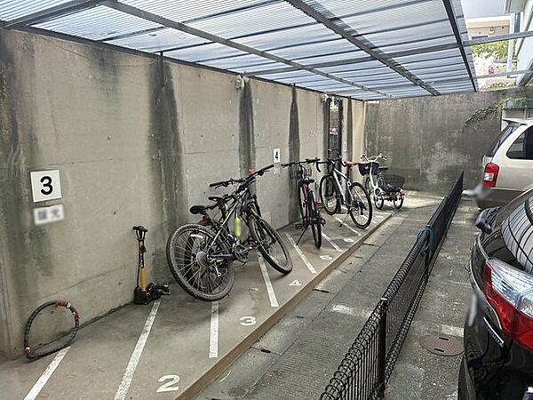 屋根付き駐輪場なので、雨の日も自転車を安心して保管できます。通勤・通学に自転車を使う方にも便利です＾＾200円/月。