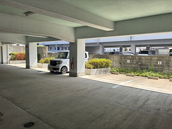敷地内に駐車場を備えており、日々の車利用がスムーズ＾＾7000円/月。遠くに駐車しなくて済むのはうれしいですね。