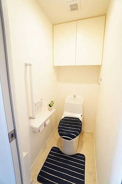 壁リモコンタイプのウォシュレット付きトイレです。すっきりした見た目で、トイレ奥の掃除もしやすいです＾＾