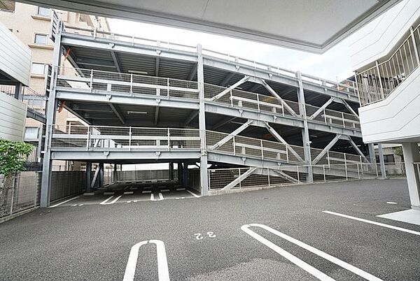 敷地内駐車場有（別棟自走式・屋外平置） お車での通勤も安心。最新の空き状況につきましては、担当までご確認ください＾＾