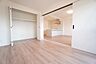 寝室：木目調のシンプルデザインで落ち着きと安らぎの空間に仕上げています。各部屋に収納が完備されているので、お荷物が増えても安心の設計です。