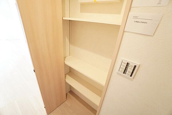 物が散らかりやすいリビングに収納スペースを確保。書類や雑貨をひとまとめにできまるため、お部屋をすっきりさせることが出来ます。