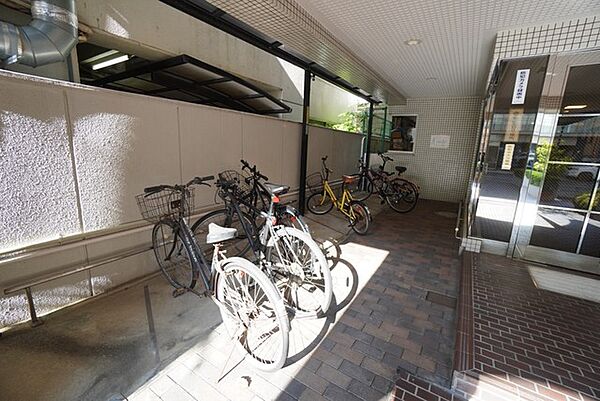 屋根付き駐輪場なので、雨の日も自転車を安心して保管できます。通勤・通学に自転車を使う方にも便利です＾＾