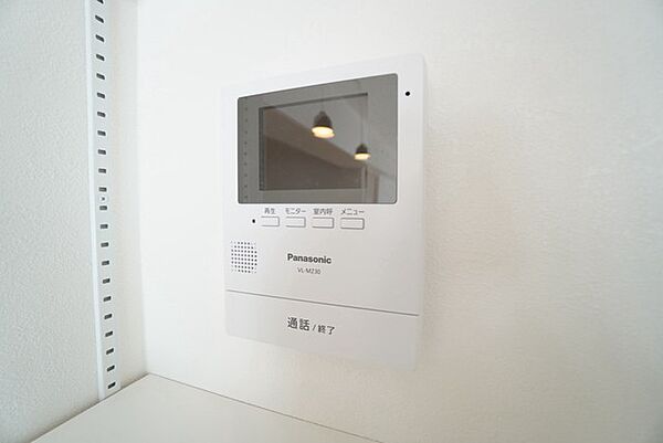 防犯はもちろん、セールスマン対策にもなるモニター付きインターホンです。 来訪者の顔が見えるので安心ですね＾＾