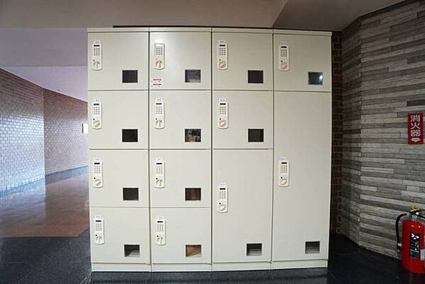 不在時でも荷物が受け取れる宅配ボックス完備。共働きの家庭や外出の多い方に便利。お子様の留守番中も安心ですね＾＾