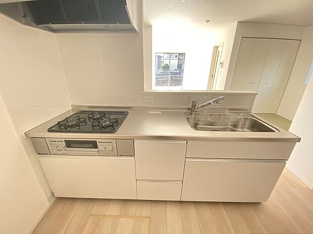 ☆キッチンは調理スペースの広いシステムキッチンで使いやすいです♪☆　