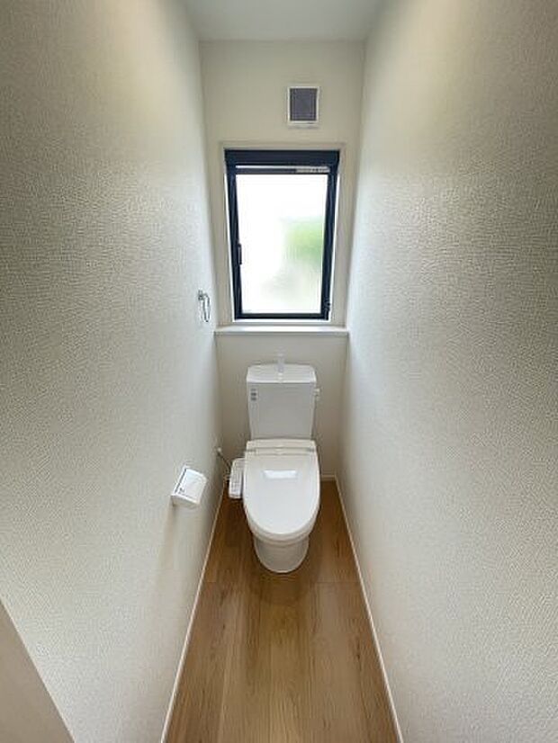 ☆1階と2階にトイレ有☆温水洗浄機能付きで年中快適に使用可能☆