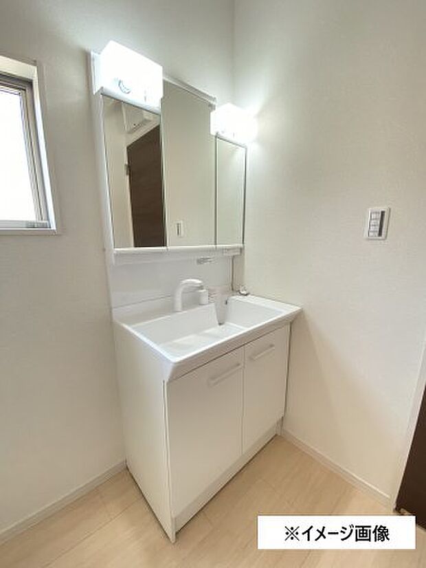 ☆3面鏡付き独立洗面台は身支度がしやすく、収納スペースもあり便利です☆※画像はイメージです