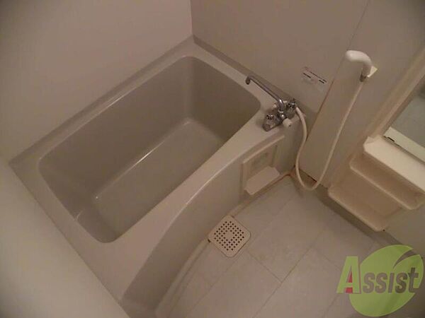 画像4:清潔感のある白いお風呂、ゆったり浸かってリフレッシュ