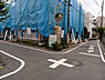 室内：西側道路と南側道路　幅員約5.5メートルの広々とした南道路　車庫入れラクラク