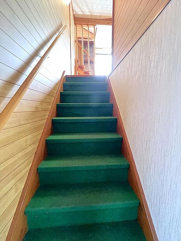 ２階へあがる階段