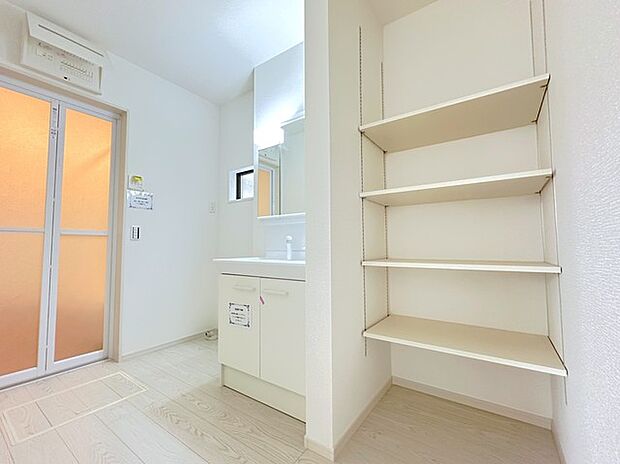 可動棚付リネン棚