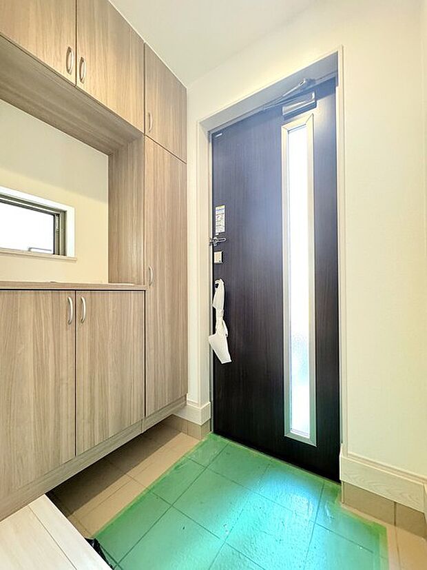 温かな木調と、柔らかな光が迎える空間