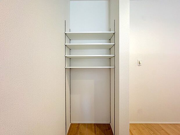 キッチン横 可動棚付き収納