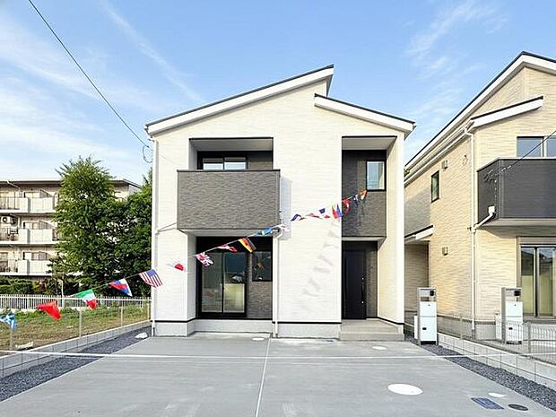 整然とした佇まいが、都会的な洗練された印象を与えます。現代的なデザインと機能性を兼ね備えた、快適な暮らしを予感させる住まいです
