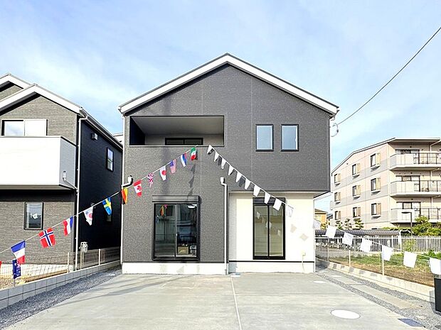 落ち着いた色調の外壁が、洗練された印象を与える住まい。モダンなデザインでありながら、どこか安心感も漂う外観は、日々の暮らしに心地よい調和をもたらします