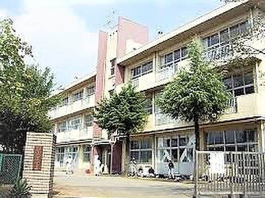 千葉市立千城台西中学校(864m)