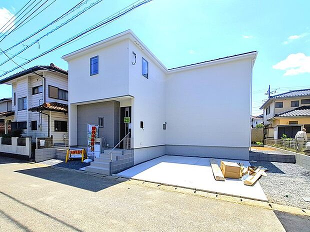 空と建物が織りなす、清々しいコントラスト。新しい暮らしの始まりを予感させる、洗練された佇まいがここから始まります 