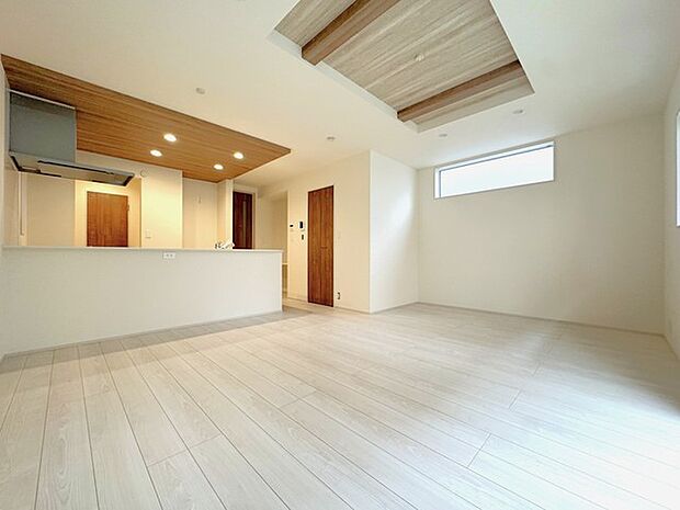 天井に設けた木目のアクセントが空間に柔らかな深みを与え、洗練された落ち着きと調和を感じさせる広がりある住空間です 