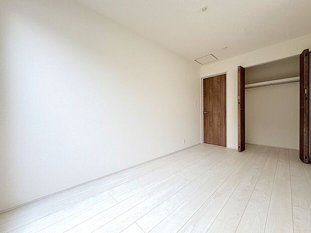 5帖：木の温もりを感じる建具がアクセントのシンプルな空間は、ライフスタイルの変化に合わせて柔軟に活用でき、すっきりと片付く収納を備えているため、住む人の個性を映し出しやすい心地よい場所となります 