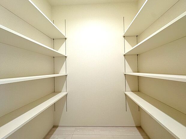 可動棚付パントリー：生活に合わせて自在に高さを変えられる可動棚を備えており、無駄のないすっきりとした整頓を叶える、暮らしを支える機能的な空間です 