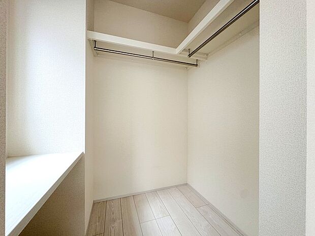 カウンター付きで整理整頓もしやすい、たっぷり入るウォークインクローゼットを備えており、暮らしの道具をすっきりと収めながら室内を広く美しく保てるゆとりの空間です 