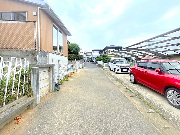 南側に広がる幅員4mの道路に面した、落ち着いた佇まいの住環境です。セットバック不要でゆとりがあり、日常の暮らしに穏やかな心地よさを感じさせる、静かな景観が魅力的な立地となっております 