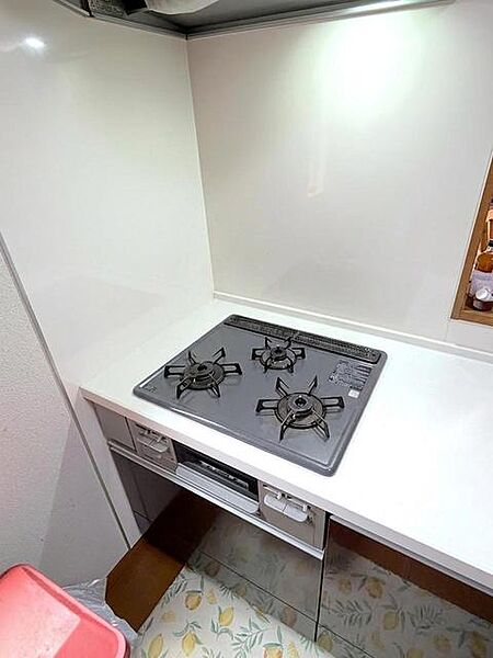 3口コンロ＆レンジフード ※居住中のため、AIにて家具消しを行ってします