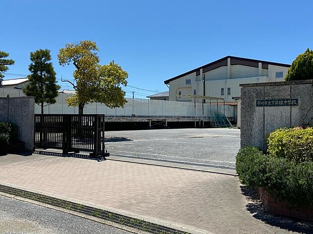 市川市立下貝塚中学校(720m)