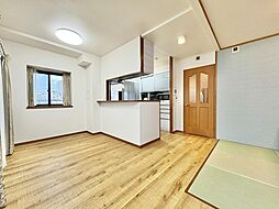 JGMヴェルデヒルズ本原 4LDKのリビング/ダイニング