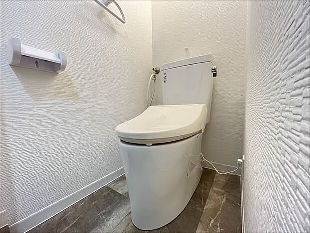 清潔感溢れるトイレ。落ち着いた空間で安らぎのひとときをお過ごしいただけます。