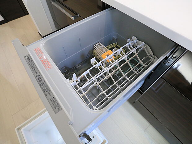 食器洗浄乾燥機　食器の後片付けに便利な食器洗浄乾燥機を標準装備。ビルトインタイプなので見た目もスッキリ、特に共働き世帯のご家族には必須品です。（7/28）