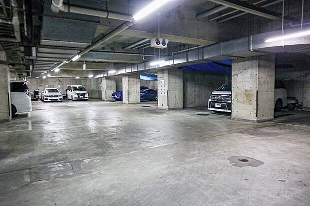 敷地内に設けられた駐車スペース。エントランス右側に地下駐車場の入り口がございます。