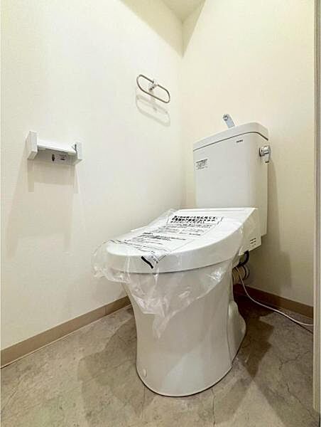 ■トイレ■　広々としたトイレ空間で、圧迫感を感じることなく快適に使用できます。