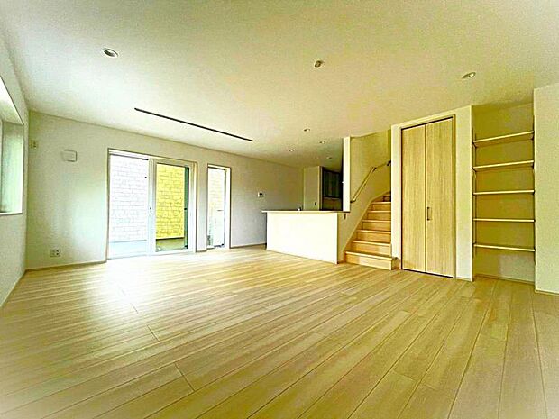 LDK18.3帖で床暖房完備の落ち着きあるリビングです。お友達が遊びに来た時にも使えますし、ちょっと疲れた時にお昼寝できるのも嬉しいですね。