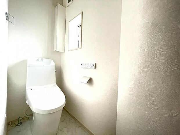 小窓がついた清潔感の溢れるトイレです。落ち着いた空間で安らぎのひとときをお過ごし頂けます。2か所あり。