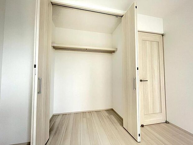 クローゼットには棚やハンガーパイプが備えられているので、大切なお洋服にしわを付けずにそのまましまうことが出来ます。