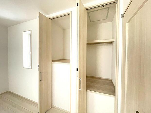 クローゼットには棚やハンガーパイプが付いており、スーツや上着などがスッキリ収納可能です。