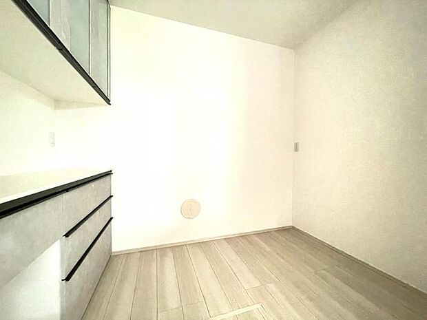 パントリーには食品や日用品、災害用備品をストックする事がでスッキリとした空間を演出できます。