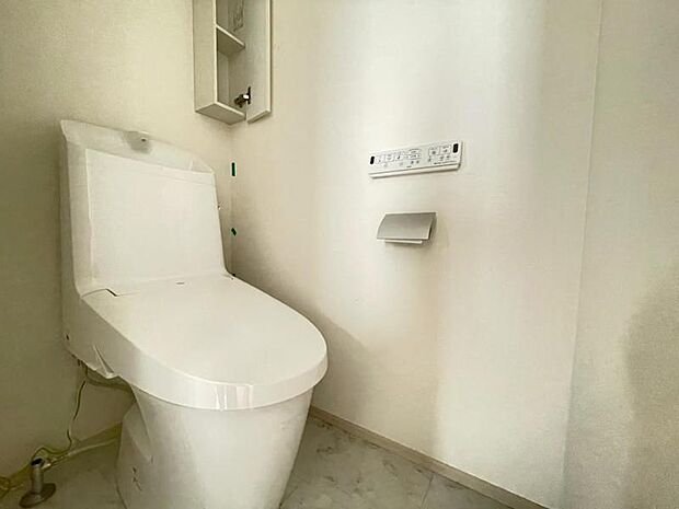 シャワートイレを標準装備。操作パネルで、洗浄機能や温度設定などもラクラク設定できます。