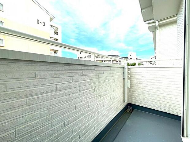 使い易いバルコニー。やわらかな陽射し・心地よい風。どこまでも広がる空の下、限りない開放感を味わえる空間です。