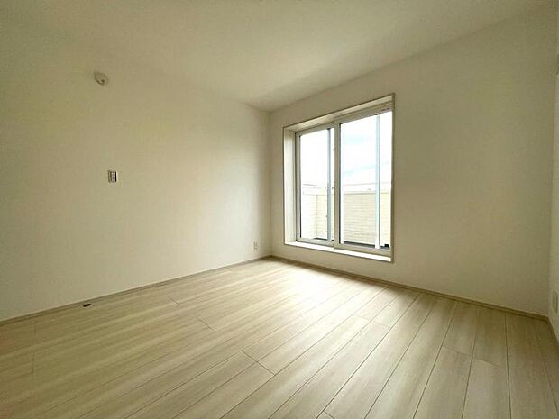 洋室6.1帖。家族個々の安らぎの空間。誰もが好みで飾れるシンプルな室内に仕上げてあります。