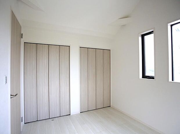 洋室6.37帖　居室には収納スペースが豊富なため、シンプルですっきりとした暮らしが実現できます。